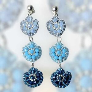 Ohrring „Blue Petal Drop“ – Blautöne Silber