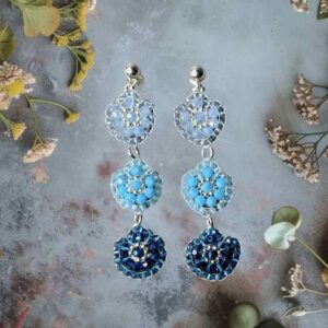 Ohrring „Blue Petal Drop“ – Blautöne Silber