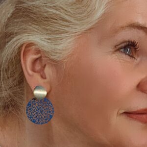 Mandala Gold – Dunkelblau – Ohrstecker mit Ornament-Charme